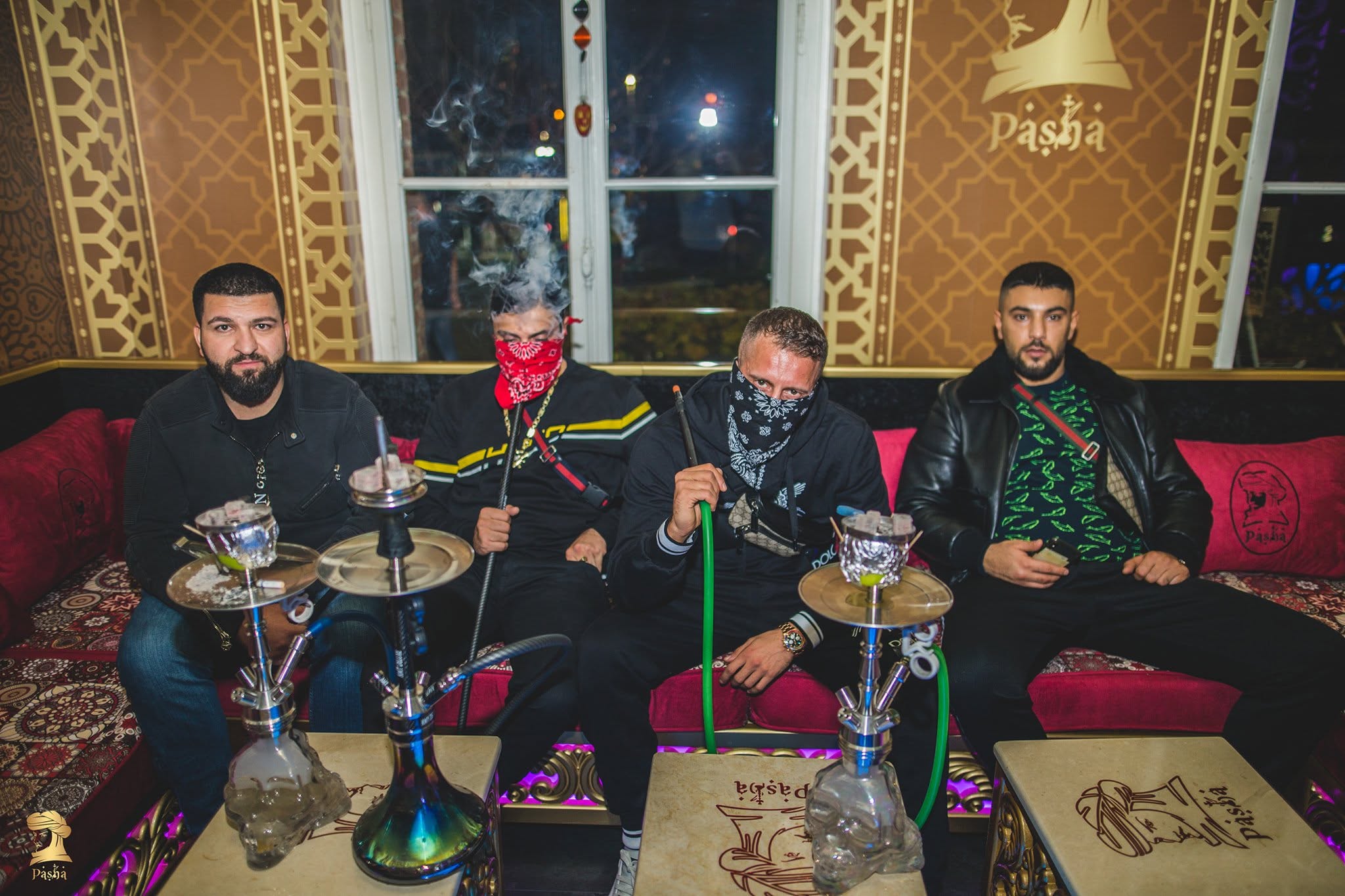 Freunde sitzen mit mehreren Shishas in der Lounge