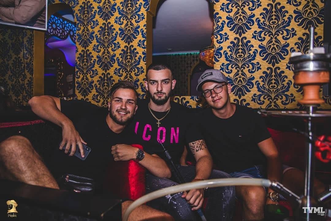 Drei Freunde verbringen gemeinsam den Abend bei Pasha