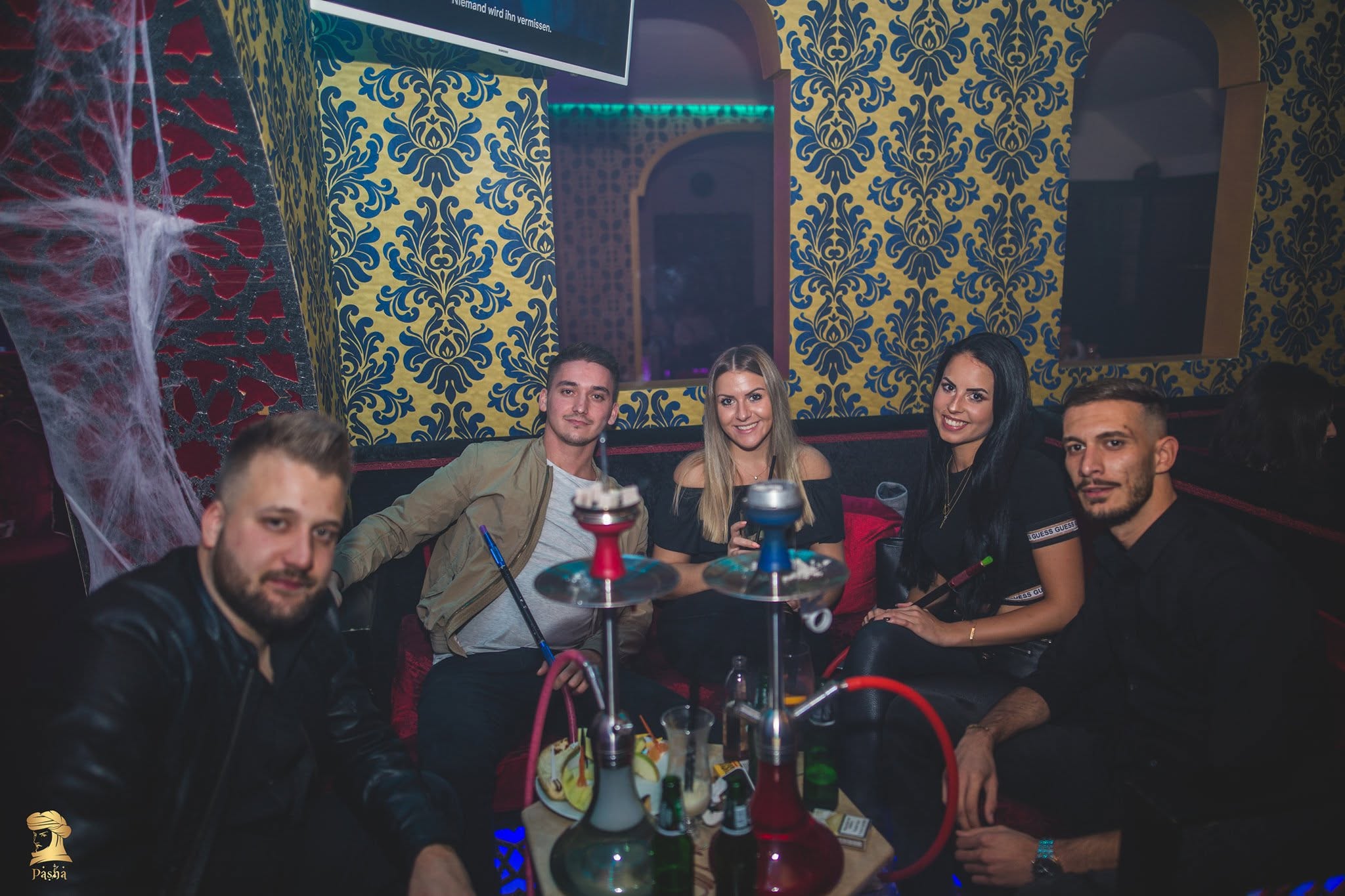 Gäste geniessen Shisha und Gespräche in der Pasha Lounge Emmen