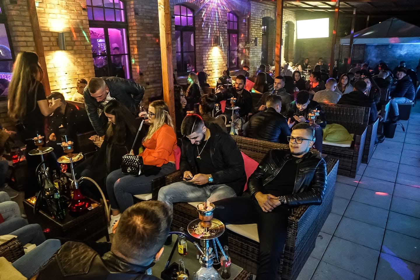 Blick in die Pasha Shisha Lounge in Emmen mit Gästen und Wasserpfeifen