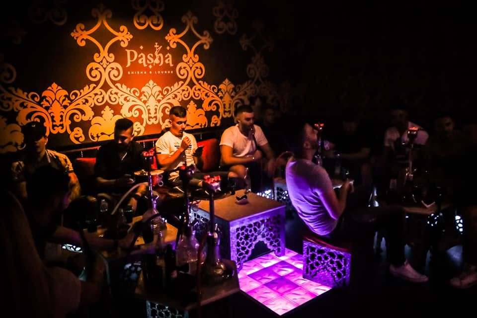 Pasha Lounge Ambiente mit Drinks und Shisha am Abend