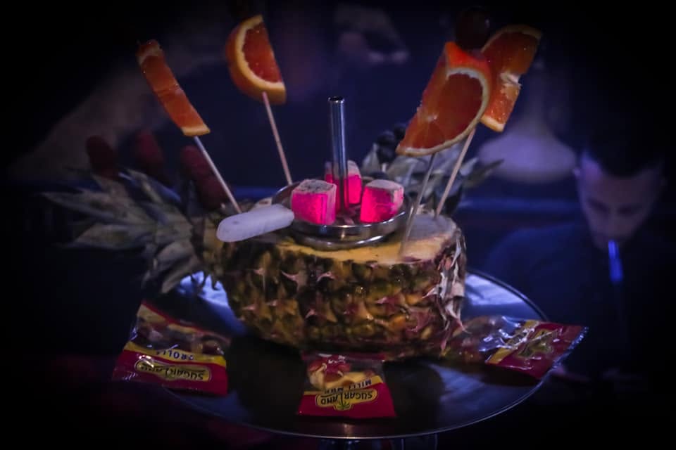 Fruchtige Shisha mit Orangenscheiben und roten Kohlen in der Pasha Lounge