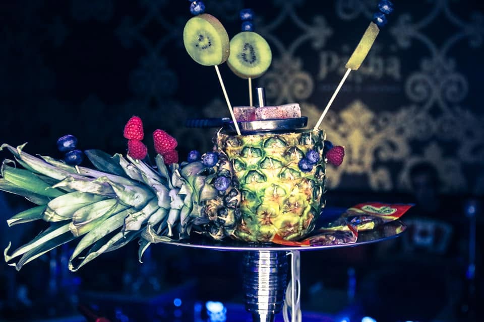 Ananas-Fruchtshisha mit Kiwi und Beeren in der Pasha Lounge